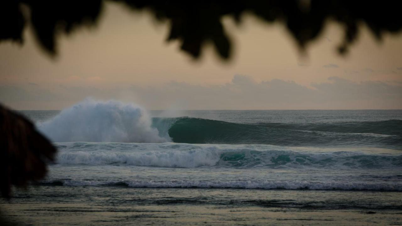 Batu Rundung Surf Resort Naibos Bagian luar foto